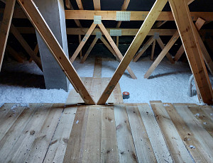 Zateplení stropu novostavby bungalovu pomocí foukané izolace